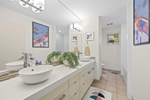1143 Sifton Boulevard Sw, Calgary, AB - Indoor Photo Showing Bathroom