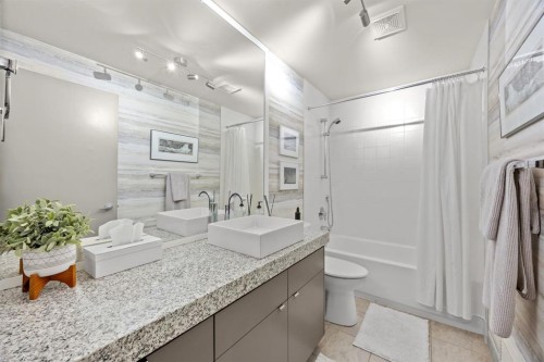 1143 Sifton Boulevard Sw, Calgary, AB - Indoor Photo Showing Bathroom