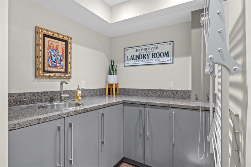 1143 Sifton Boulevard Sw, Calgary, AB - Indoor Photo Showing Other Room