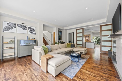 1143 Sifton Boulevard Sw, Calgary, AB - Indoor Photo Showing Living Room