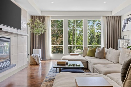 1143 Sifton Boulevard Sw, Calgary, AB - Indoor Photo Showing Living Room