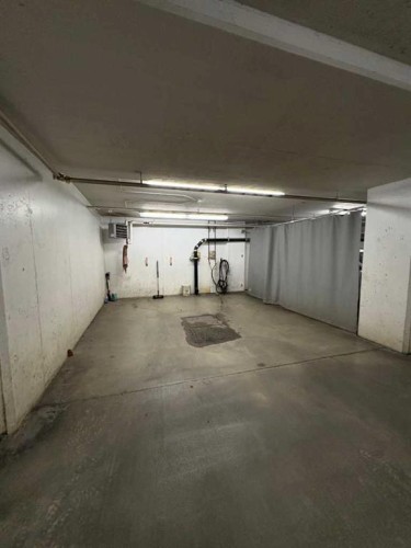 229-910 Centre Avenue Ne, Calgary, AB - Indoor Photo Showing Garage