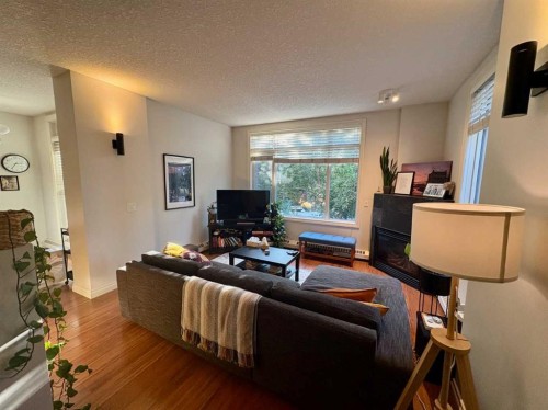 229-910 Centre Avenue Ne, Calgary, AB - Indoor Photo Showing Living Room