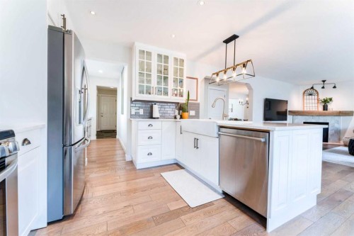 240 Willowmere Close, Chestermere, AB - Indoor Photo Showing Kitchen