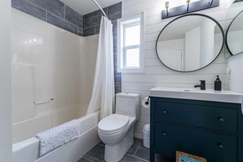 240 Willowmere Close, Chestermere, AB - Indoor Photo Showing Bathroom
