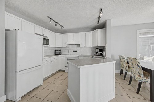 172 Coverton Circle Ne, Calgary, AB - Indoor Photo Showing Kitchen
