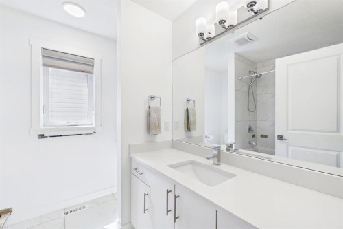 66 Legacy Glen Crescent Se, Calgary, AB - Indoor Photo Showing Bathroom