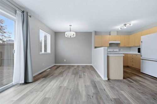 103-760 Railway Gate Sw, Airdrie, AB - Indoor Photo Showing Kitchen