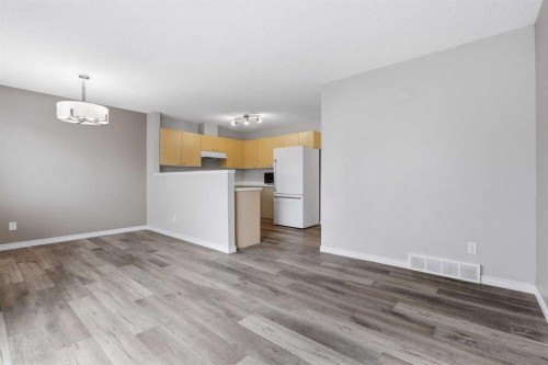 103-760 Railway Gate Sw, Airdrie, AB - Indoor Photo Showing Kitchen