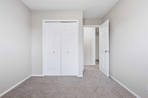 103-760 Railway Gate Sw, Airdrie, AB - Indoor Photo Showing Bedroom
