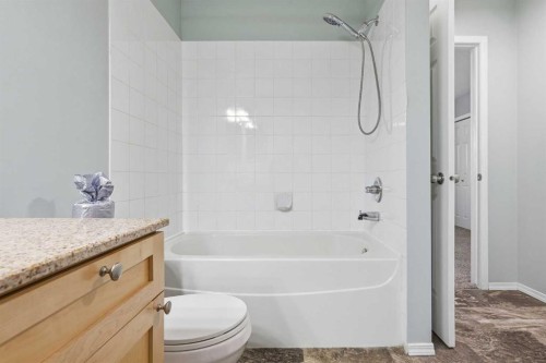 103-760 Railway Gate Sw, Airdrie, AB - Indoor Photo Showing Bathroom