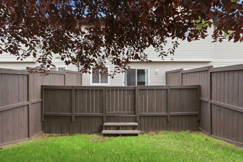 103-760 Railway Gate Sw, Airdrie, AB - Outdoor