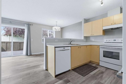 103-760 Railway Gate Sw, Airdrie, AB - Indoor Photo Showing Kitchen