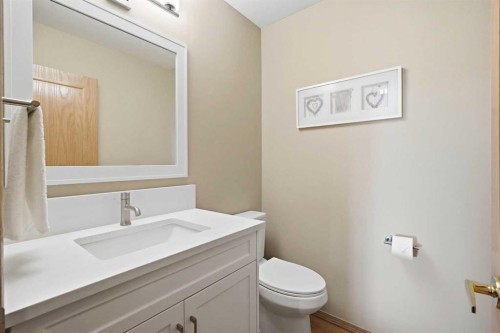 122 Douglas Woods Hill Se, Calgary, AB - Indoor Photo Showing Bathroom
