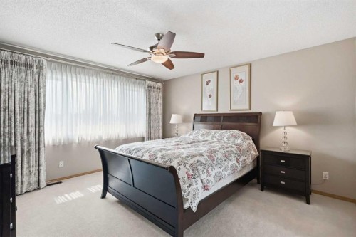 122 Douglas Woods Hill Se, Calgary, AB - Indoor Photo Showing Bedroom