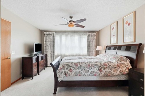 122 Douglas Woods Hill Se, Calgary, AB - Indoor Photo Showing Bedroom
