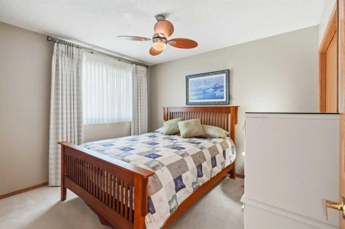 122 Douglas Woods Hill Se, Calgary, AB - Indoor Photo Showing Bedroom