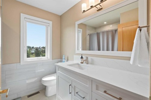 122 Douglas Woods Hill Se, Calgary, AB - Indoor Photo Showing Bathroom