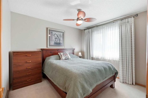 122 Douglas Woods Hill Se, Calgary, AB - Indoor Photo Showing Bedroom