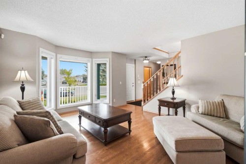 122 Douglas Woods Hill Se, Calgary, AB - Indoor Photo Showing Living Room