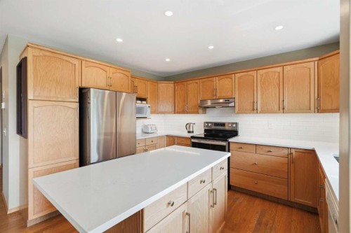 122 Douglas Woods Hill Se, Calgary, AB - Indoor Photo Showing Kitchen