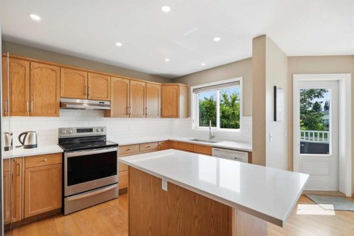 122 Douglas Woods Hill Se, Calgary, AB - Indoor Photo Showing Kitchen