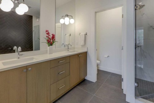 3337 41 Street Sw, Calgary, AB - Indoor Photo Showing Bathroom