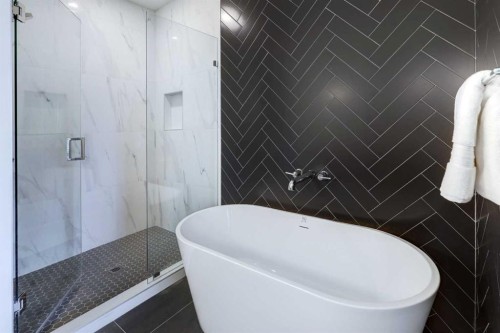 3337 41 Street Sw, Calgary, AB - Indoor Photo Showing Bathroom