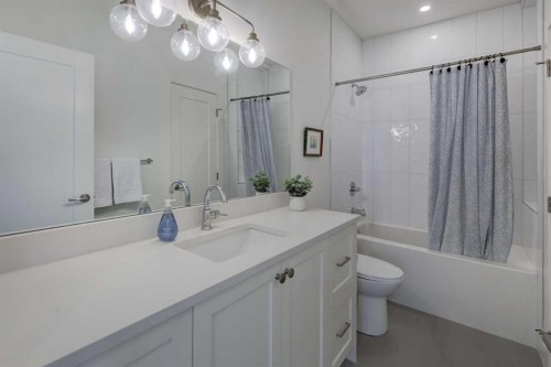 3337 41 Street Sw, Calgary, AB - Indoor Photo Showing Bathroom