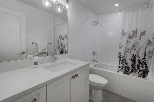3337 41 Street Sw, Calgary, AB - Indoor Photo Showing Bathroom