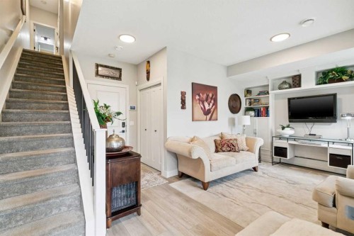 17 Royal Elm Green Nw, Calgary, AB - Indoor Photo Showing Other Room