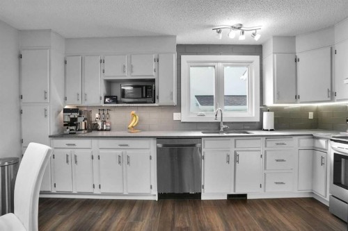 36 Coach Manor Rise Sw, Calgary, AB - Indoor Photo Showing Kitchen