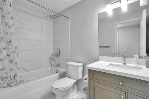 36 Coach Manor Rise Sw, Calgary, AB - Indoor Photo Showing Bathroom