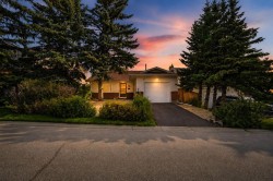36 Coach Manor Rise SW Calgary, AB T3H 1C4