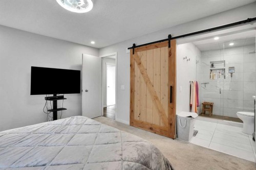 36 Coach Manor Rise Sw, Calgary, AB - Indoor Photo Showing Bedroom