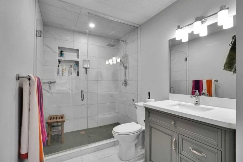 36 Coach Manor Rise Sw, Calgary, AB - Indoor Photo Showing Bathroom