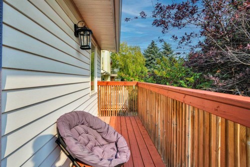 36 Coach Manor Rise Sw, Calgary, AB - Outdoor