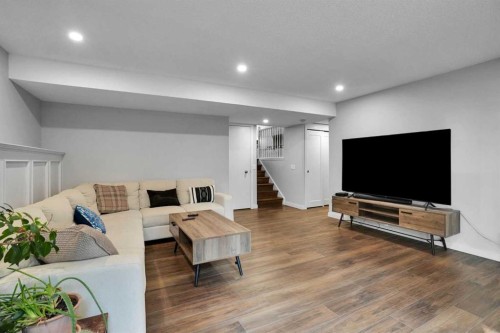 36 Coach Manor Rise Sw, Calgary, AB - Indoor Photo Showing Other Room