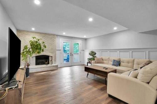 36 Coach Manor Rise Sw, Calgary, AB - Indoor Photo Showing Living Room