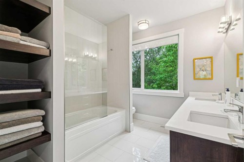 1940 48 Avenue Sw, Calgary, AB - Indoor Photo Showing Bathroom