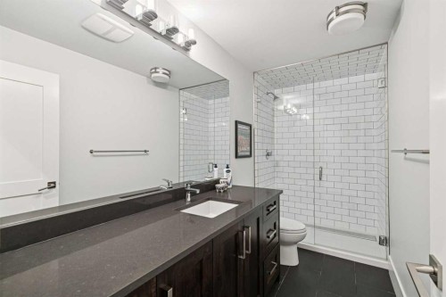 1940 48 Avenue Sw, Calgary, AB - Indoor Photo Showing Bathroom