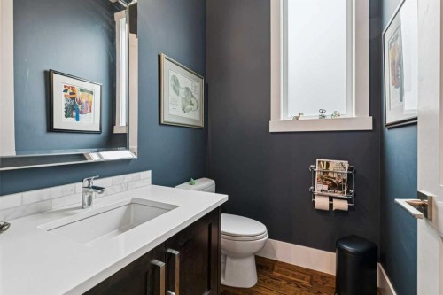 1940 48 Avenue Sw, Calgary, AB - Indoor Photo Showing Bathroom
