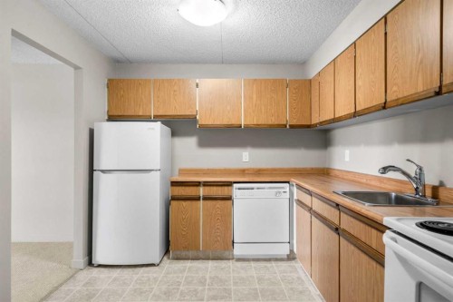 716-5204 Dalton Drive Nw, Calgary, AB - Indoor Photo Showing Kitchen