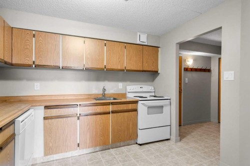 716-5204 Dalton Drive Nw, Calgary, AB - Indoor Photo Showing Kitchen