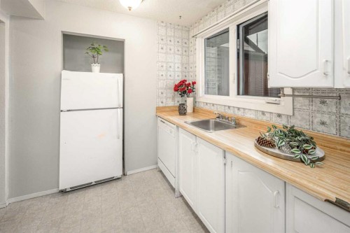 35-4740 Dalton Drive Nw, Calgary, AB - Indoor Photo Showing Kitchen