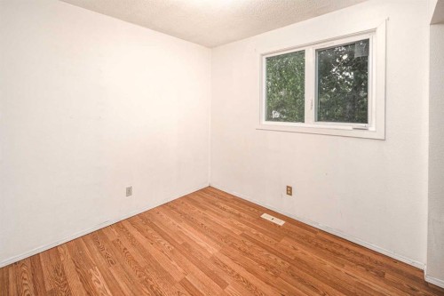 35-4740 Dalton Drive Nw, Calgary, AB - Indoor Photo Showing Other Room