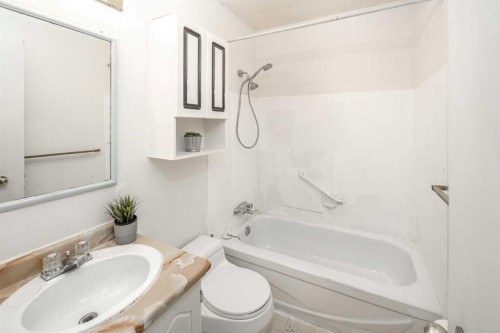 35-4740 Dalton Drive Nw, Calgary, AB - Indoor Photo Showing Bathroom