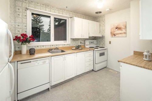 35-4740 Dalton Drive Nw, Calgary, AB - Indoor Photo Showing Kitchen