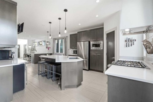 2042 49 Avenue Sw, Calgary, AB - Indoor Photo Showing Kitchen With Upgraded Kitchen