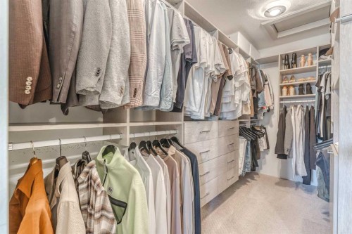 2042 49 Avenue Sw, Calgary, AB - Indoor With Storage